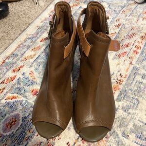 Clark’s Elegant Brown Leather Ankle Booties